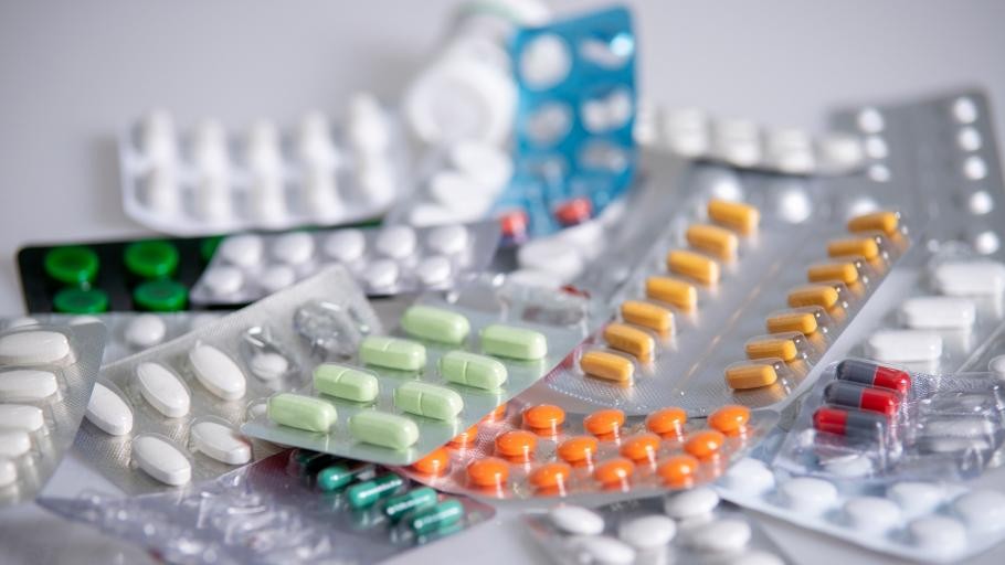Medicamente compensate cu 90 pentru o categorie de români Ce prevede legea