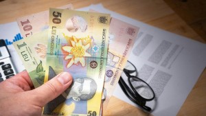 Facturile la gaze și energie o povară tot mai mare pentru români. Cât se plătește lunar din bugetul unei familii