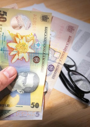 Facturile la gaze și energie o povară tot mai mare pentru români. Cât se plătește lunar din bugetul unei familii