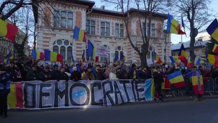 Proteste AUR în fața prefecturilor din țară Manifestanții scandează și flutură steaguri VIDEO