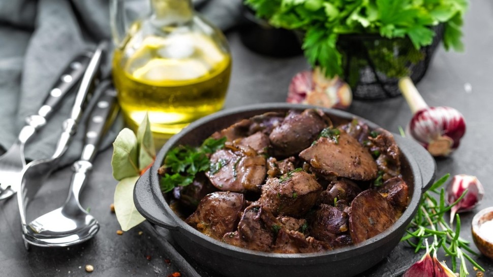 Ficăței înăbușiți cu vin. Usturoi din belșug un alt ingredient secret