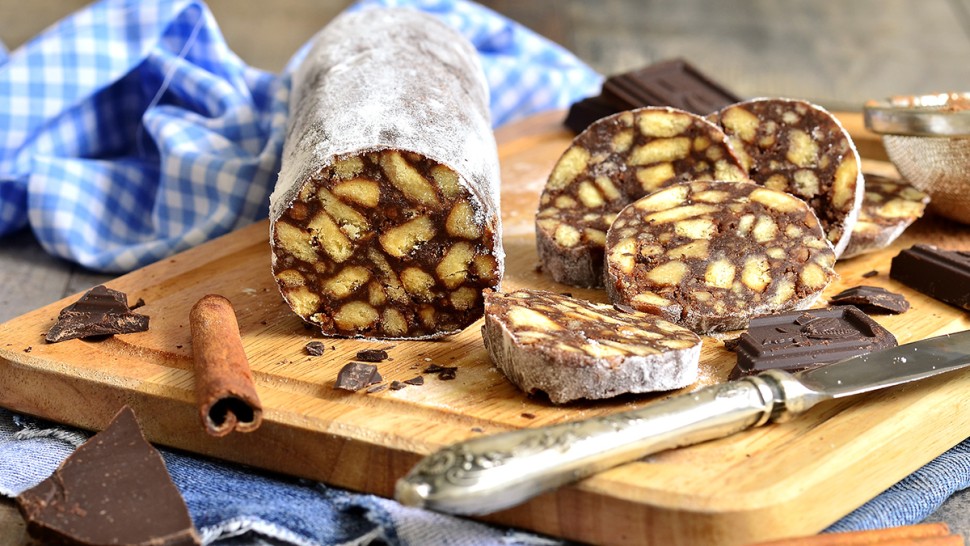 Rețetă salam de biscuiți cu nuci și stafide. Rapid și fără coacere
