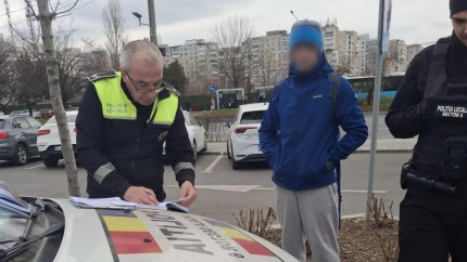 Bărbat din București amendat cu 6.500 de lei după ce a hrănit porumbeii și a înjurat sticleții polițiștii