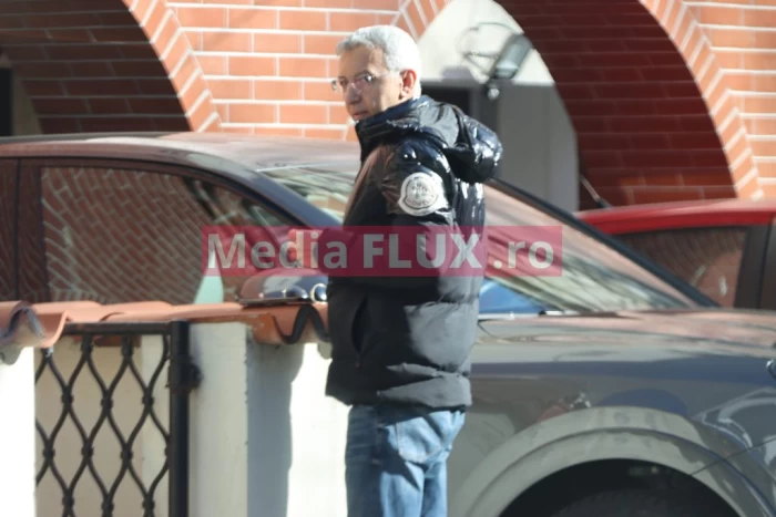 Dan Diaconescu înroșește telefoanele în stradă. Frică de soție sau de microfoane