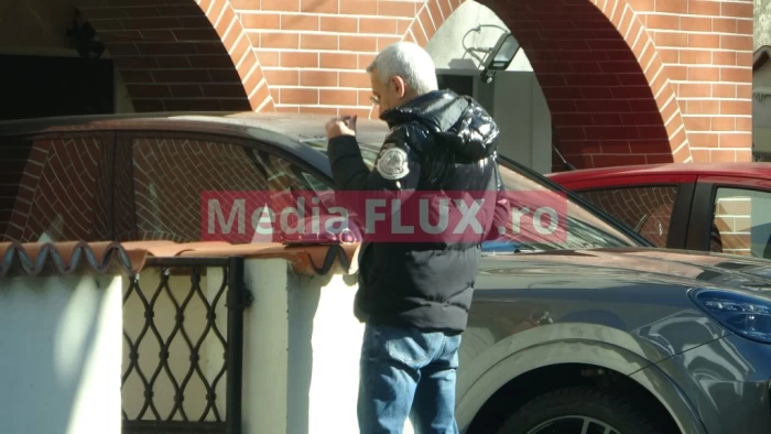 Dan Diaconescu înroșește telefoanele în stradă. Frică de soție sau de microfoane