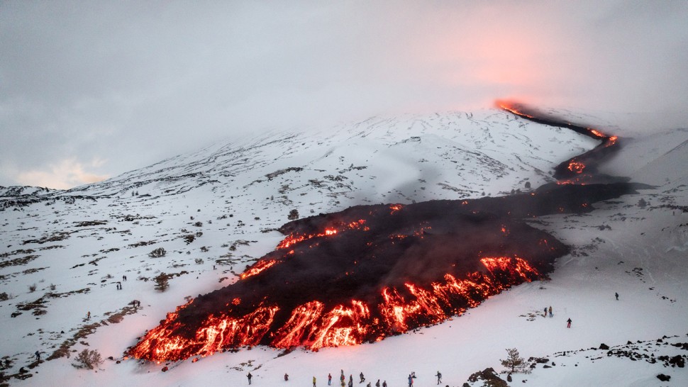 Situație periculoasă pe vulcanul Etna. Turiștii se înghesuie să vadă erupția și au blocat căile de acces