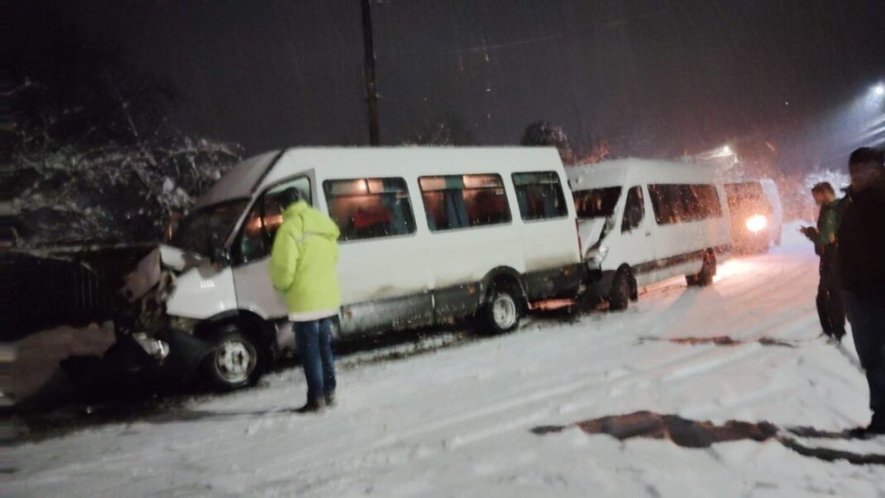 Accident violent în Prahova. Au fost implicate două microbuze şi un autotren. 12 persoane spitalizate