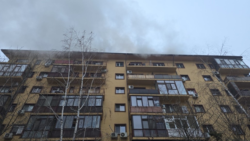 Incendiu puternic la un bloc de langa Bucuresti. Pompierii intervin cu 10 autospeciale UPDATE Incendiul a fost localizat