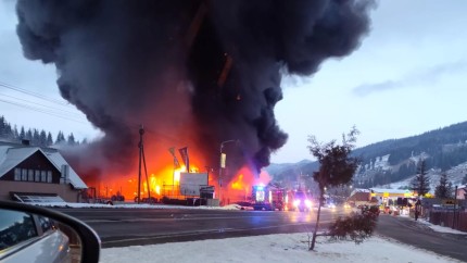 Incendiu puternic la un depozit de cauciucuri din Vatra Dornei. Au fost emise mesaje Ro-Alert UPDATE