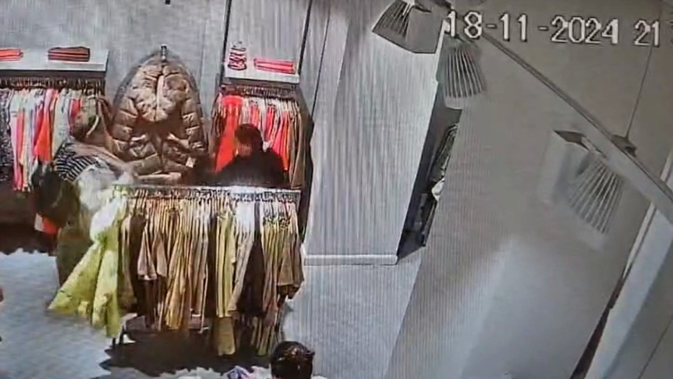 Bărbat din București reținut după ce deghizat în femeie a furat îmbrăcăminte dintr-un magazin din Sectorul 1 și a lovit vânzătoarele VIDEO