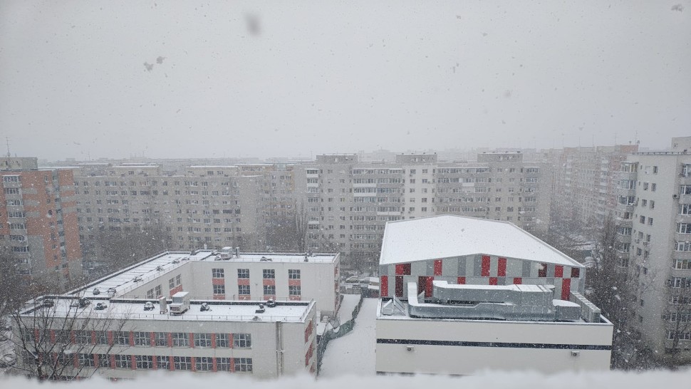 Iarna a revenit în România Ninge puternic în București și în țară până marți. Codul galben de ninsori și de ger puternic prelungit de ANM HARTĂ UPDATE