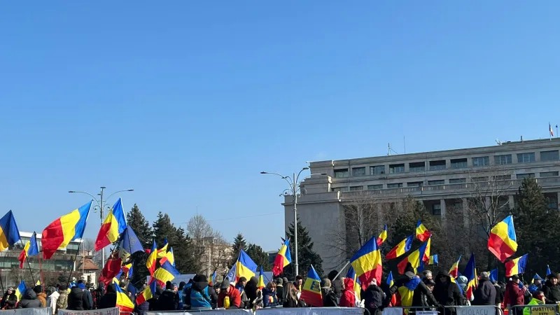 Protest in fata Guvernului Sute de persoane cer reluarea turului doi al alegerilor prezidentiale. Jandarmeria in dispozitiv