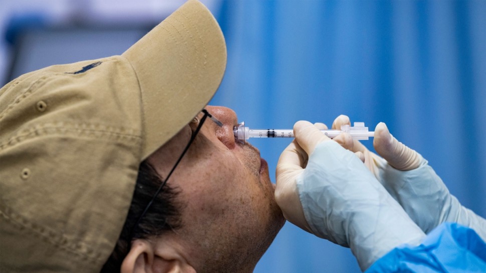 Vaccinul nazal pentru Covid-19 intră în teste clinice. Faza de tras pe nas