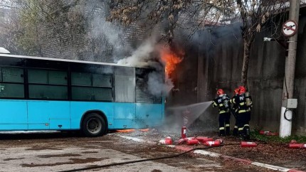 Un autobuz STB a luat foc Angajații și pompierii au intervenit de urgență FOTO și VIDEO