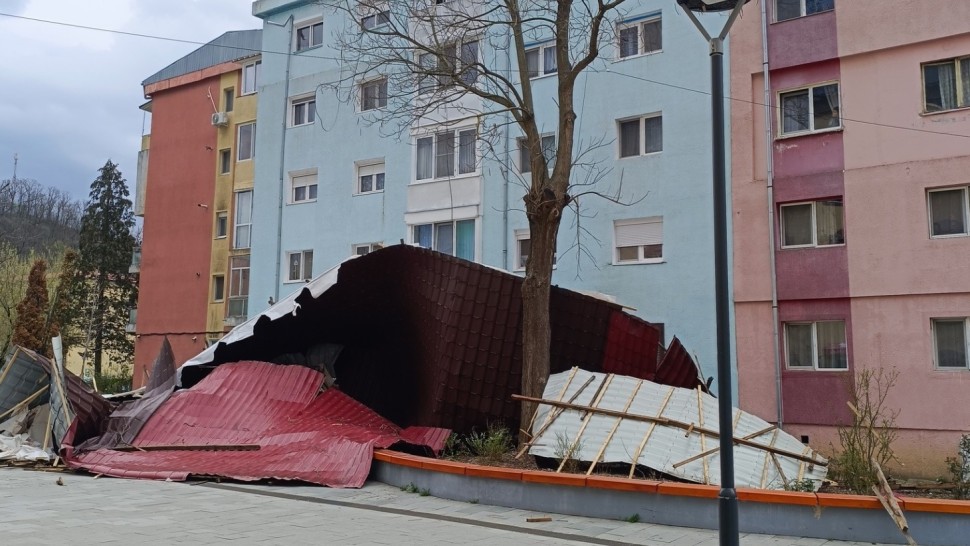 Vijelia a făcut prăpăd în 12 județe. UPDATE O femeie a ajuns la spital. Acoperișuri smulse stâlpi și copaci doborâți GALERIE FOTO