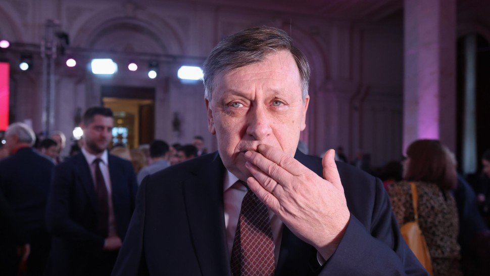 Verdictul caselor de pariuri Crin Antonescu are șanse mai mari în fața lui George Simion în finala prezidențială