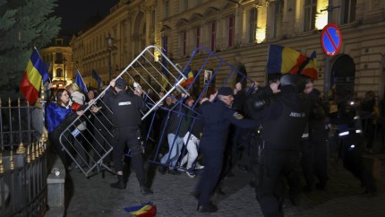 Jandarmeria București anunță că a legitimat peste 500 de persoane după protestele violente de duminică de la BEC. 11 fapte penale și 13 jandarmi răniți