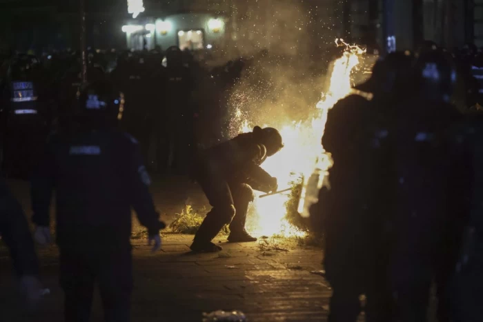 Violențe în fața BEC după respingerea candidaturii lui Călin Georgescu