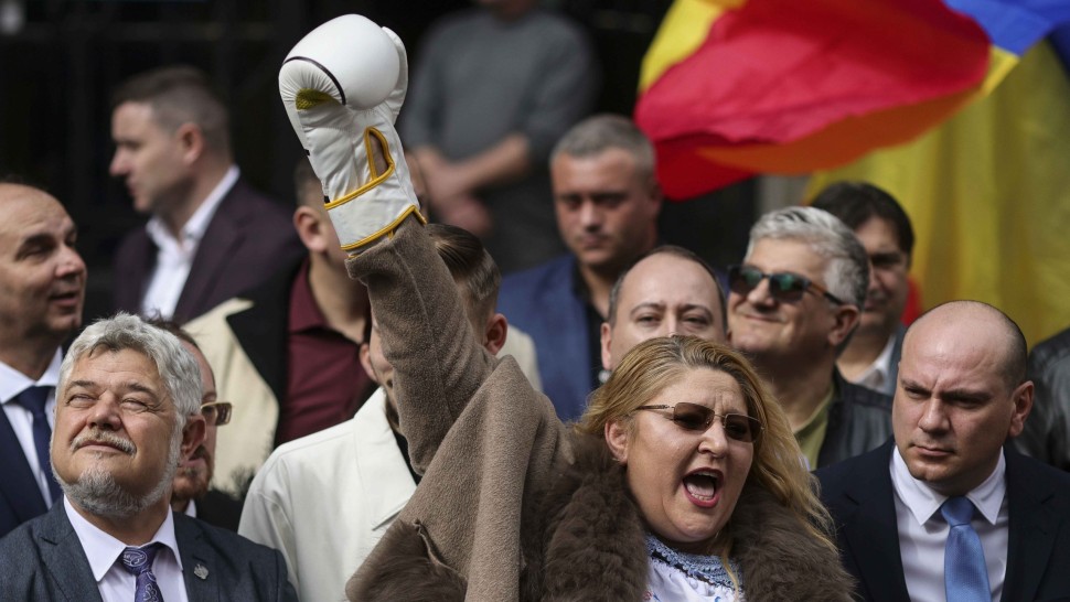 UPDATE Diana Șoșoacă și-a depus joi 13 martie candidaturile la alegerile prezidențiale. Elena Lasconi își depune și ea