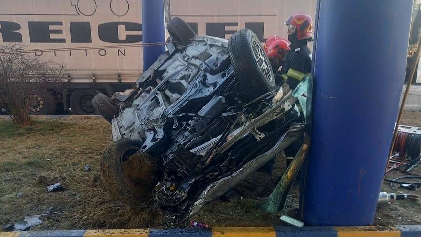 Accident grav în Vâlcea Două autoturisme și o autoutilitară s-au ciocnit. Mai multe persoane sunt rănite