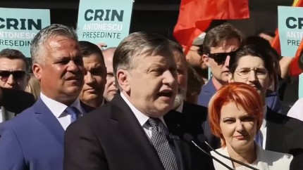 Crin Antonescu și-a depus candidatura la BEC pentru Cotroceni. În zonă s-au adunat și susținătorii lui Călin Georgescu