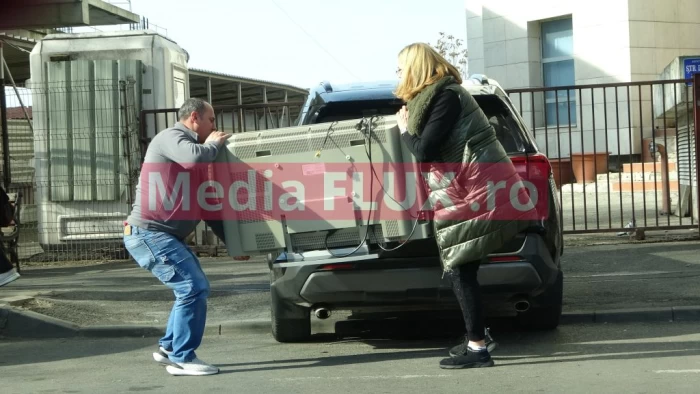 Elisabeta Lipă cară un televizor sursă foto: Mediaflux