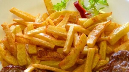 De ce nu este bine să combinăm friptura cu cartofii prăjiţi. Pericolele ascunse ale unei mese iubite de toți românii