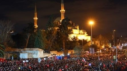 Violențe la Istanbul. Poliția a tras cu gloanțe de cauciuc și gaze lacrimogene la un miting de susținere al primarului arestat