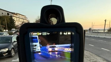 Radarele montate pe trepied au împânzit șoselele. Imaginile surprinse permit identificarea șoferului
