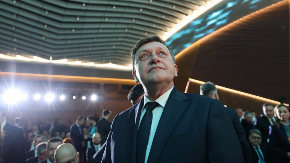 Crin Antonescu susținut de intelectuali și lideri de opinie la lansarea programului prezidențial