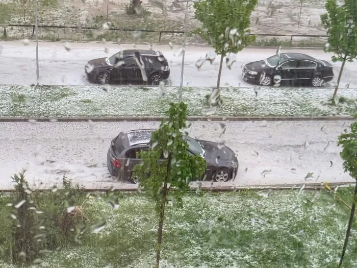 Ravagii în mai multe județe: vijelii, grindină și acoperișuri smulse. Vine gerul de aprilie, avertizează ANM: „Vor fi -3°C” | VIDEO