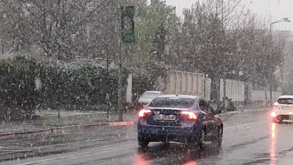 Ninsoare în Capitală. ANM anunță cum va fi vremea în următoarele zile VIDEO și FOTO