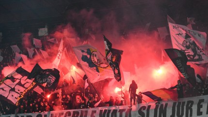 Doi copii de 14 ani loviți cu bâtele de suporteri la Cluj-Napoca. În ce stare se află adolescenții