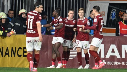 Spiritele inflamate în Superligă. Revoltă după cea mai controversată fază din Rapid - FCSB. Penalty și cartonaș roșu