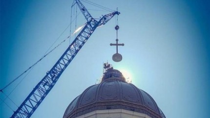 A fost montată crucea de 7 tone pe turla mare a Catedralei Mântuirii Neamului