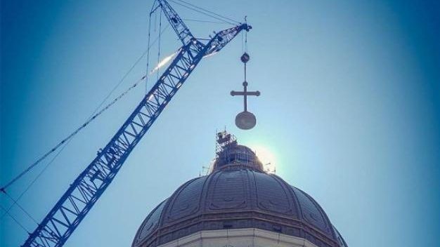 A fost montată crucea de 7 tone pe turla mare a Catedralei Mântuirii Neamului