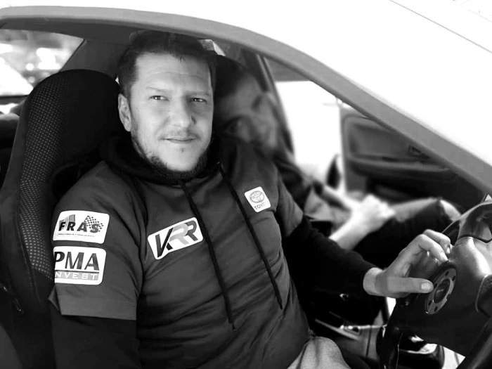 Cornel Zamfirescu era cunoscut pentru raliurile pe zăpadă cu celebra „Cornelușa”, așa cum îi spunea el acelei Dacii 1310 pe care o pilota.„Cu profundă tristețe anunțăm că pilotul Cornel Zamfirescu, tatăl celebrei Dacia 1310 „Cornelușa”, ne-a părăsit fulgerător aseară.
Plecarea sa lasă un gol imens în sufletele celor care l-au cunoscut și apreciat, atât ca om, cât și ca pasionat al motorsportului.
Amintirea sa va rămâne vie prin contribuțiile aduse comunității auto și prin pasiunea pe care a insuflat-o generațiilor viitoare. Transmitem sincere condoleanțe familiei și tuturor celor care l-au iubit și respectat. Să ne amintim de el cu drag, așa cum și-ar fi dorit – cu zâmbetul pe buze și pasiunea pentru motoare în suflet, în acest ultim viraj al vieții. Drum lin, Maestre!, au transmis cei de la Revival Dacia.