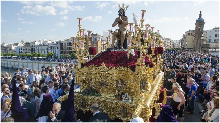 Cele mai frumoase tradiții de Paște din Europa. Focuri care alungă ghinionul și omlete uriașe