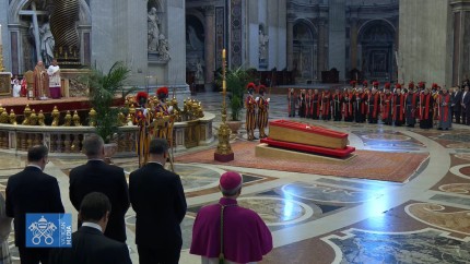 România reprezentată oficial la funeraliile Papei Francisc. Bolojan și Ciolacu și-au anunțat prezența. Sâmbătă zi de doliu național