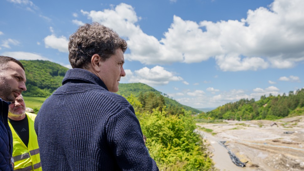Nicușor Dan în mijlocul sinistraților din Băcel Covasna Trebuie să facem presiune pe autorități să construiască diguri UPDATE Soluțiile președintelui la Salina Praid VIDEO