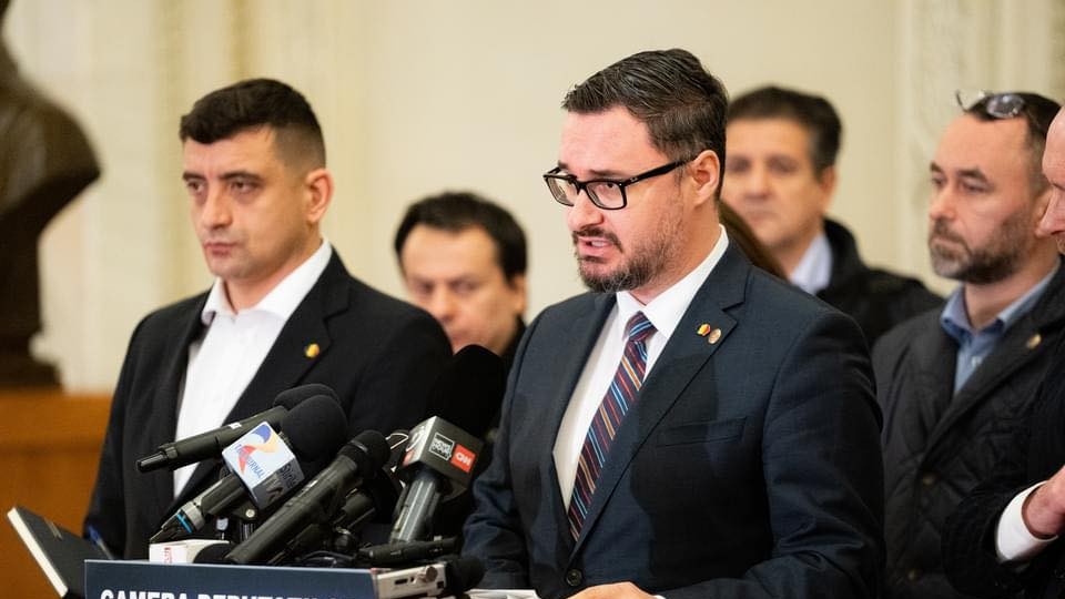 AUR pune condiții lui Nicușor Dan așteaptă scuze înainte a merge la consultări. George Simion e în Polonia