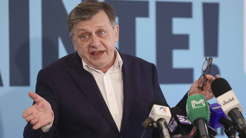 Crin Antonescu s-ar putea implica din nou în politică. Ce condiție pune PNL