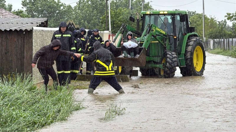 Ploile fac ravagii în România Circulaţia rutieră blocată pe trei drumuri naţionale şi pe două drumuri judeţene. Persoane evacuate din mai multe zone UPDATE