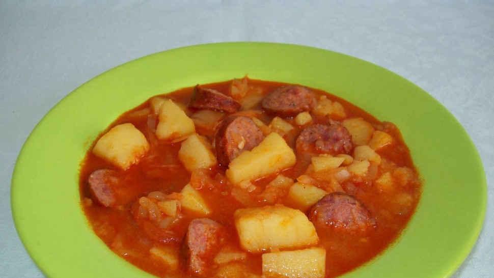 Tocăniță de cartofi cu cârnați afumați. Delicioasă cu salată sau murături