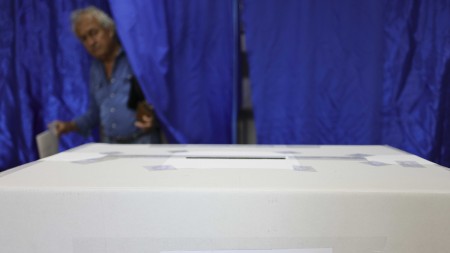 Incidente electorale în ziua alegerilor. Persoane decedate pe liste și alcool lângă secțiile de votare