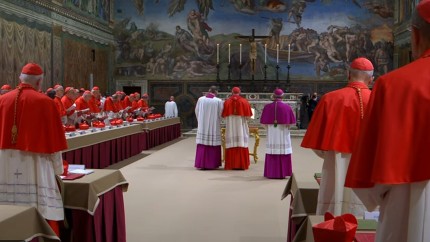 Se așteaptă fumul alb de la Vatican. Conclavul s-a închis în Capela Sixtină începe votul pentru noul Papă. Primul fum negru UPDATE