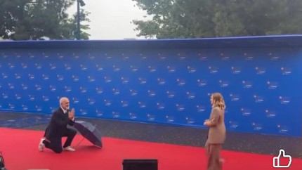 Premierul Albaniei a îngenuncheat în faţa Giorgiei Meloni şi i-a spus lui Macron Majestatea Voastră la summitul CPE