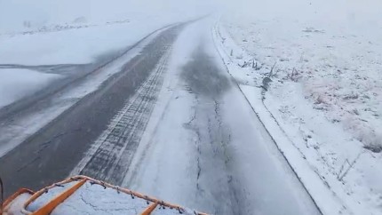 Circulația pe Transalpina a fost închisă. Drumarii intervin în urma ninsorilor abundente