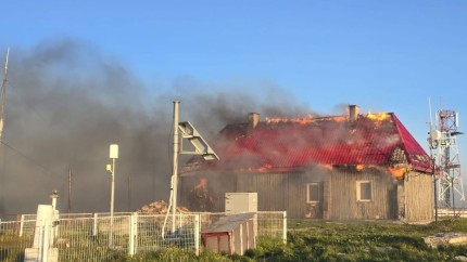 Stația Meteo Vlădeasa cuprinsă de un incendiu. Cabana și stația meteorologică au ars complet