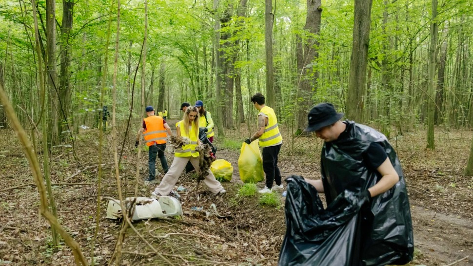 Gesturi simple care contează pentru un viitor mai bun. Peste 15 tone de deșeuri colectate în cadrul campaniei de ecologizare a BAT România în pădurea Plopeni județul Prahova